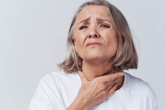 一名妇人出现喉咙不舒服、肩膀酸的状况，接着在喉咙附近摸到「一粒一粒的凸起」，便到耳鼻喉科看诊，但医师查觉不妙，做切片检查结果发现是「子宫颈癌」转移所致。(达志影像/示意图非当事人)