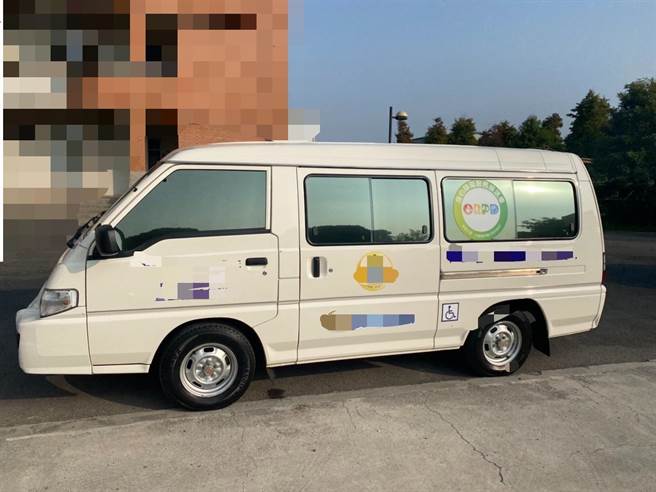 台南市新化警分局查缉毒犯时，惊见黄姓嫌犯下半身肢障不良于行，连要带回侦办都需要先去借一辆復康巴士。（读者提供／刘秀芬台南传真）