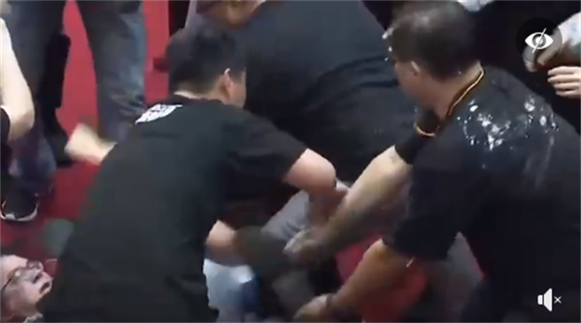 立委陈柏惟上前劝架，将衝突的人拉开。（图／摘自陈柏惟脸书）