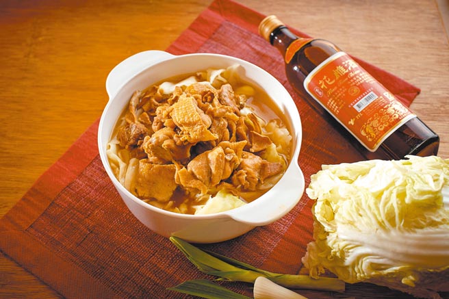 「花雕鸡锅」是蓬莱邨阿宗师傅的隐藏版锅物，老饕用餐必点或外带。图／福华提供