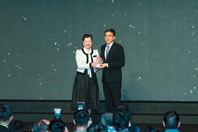 上银科技「i4.0BS智慧型滚珠螺杆」荣获台湾精品奖银质奖，由经济部部长王美花（左）颁奖给上银科技助理总经理廖克皇（右）。图／业者提供