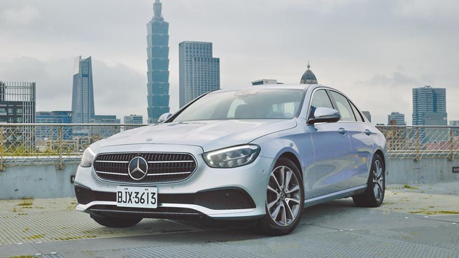 The New E-Class洋溢新世代家族设计语汇，试驾车採雾银双栅式水箱护罩，与气动风格下气坝形塑出前卫侵略风格。图／于模珉