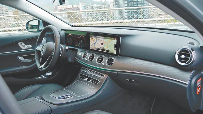 搭配车色，车内特採雾面黑色梣木饰板。全新E-Class标配原厂导航套件。图／于模珉