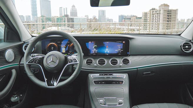 座舱改款从小处着眼，在在强调奢华、雅致及运动风。图中可见新採电容感应式三幅Nappa真皮方向盘。图／于模珉