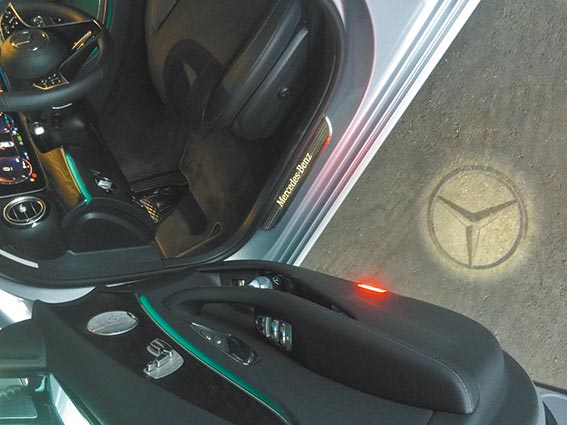 门槛饰板附照明及双侧宾士Logo投射灯，夜间进出更增奢华氛围。图／于模珉