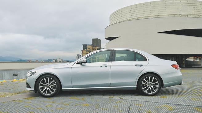 少见的洗炼车侧！运动化肩线及腰线一路延伸到车尾，图中试驾车採18吋五辐双肋铝圈。图／于模珉