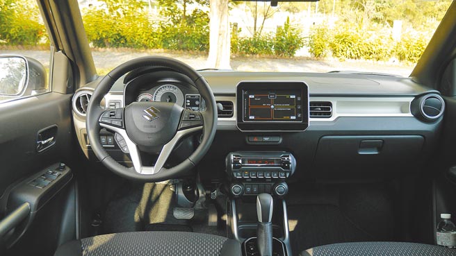 座舱以多功能触控萤幕拉出水平线条，搭配精致恒温空调面板，整个中控台显得饱满又洗炼。图／于模珉