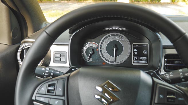 从多功能方向盘看过去可以瞧见内建中央资讯整合萤幕驾驶仪表。图／于模珉