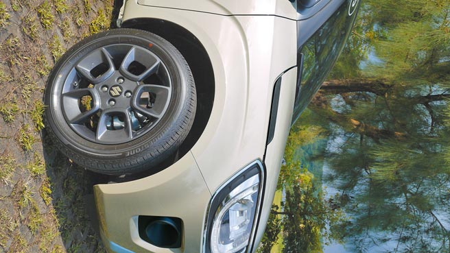 超有个性的亮黑5辐梯型铝圈。图／于模珉