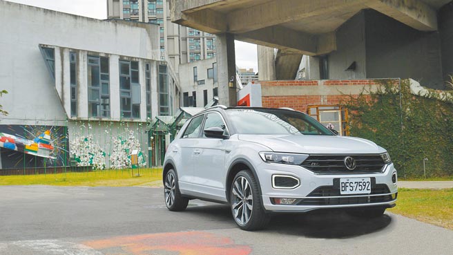 The T-Roc摆明拥抱年轻新贵，外观设计处处奔放，高辨识度六角独立昼行灯很抢眼，整车气势不凡！图／于模珉