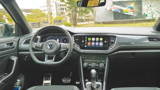 8吋多媒体触控主机已镜射Apple CarPlay，图中可见R-Line Performance专属方向盘及金属踏板。图／于模珉