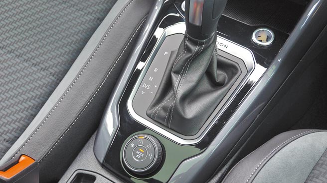 试驾车标配4 MOTION主动智慧四驱，调整悬钮在排檔座后方。图／于模珉