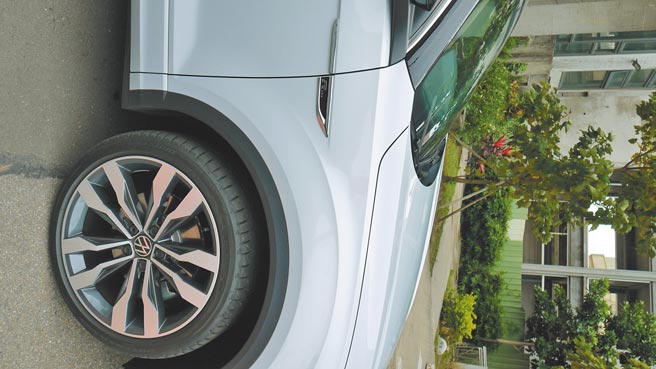 R-Line Performance专属铭牌与19吋Suzuka铝圈。图／于模珉