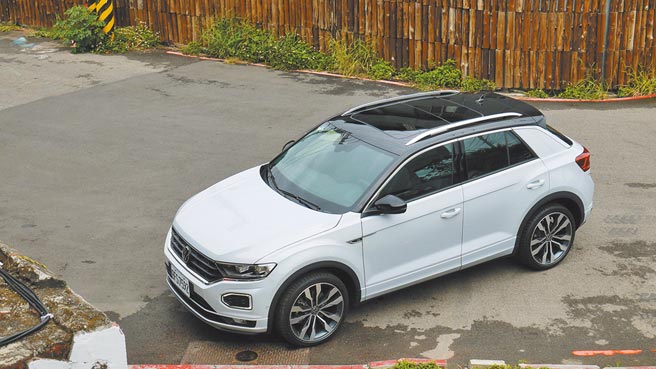 由A柱延伸至C柱铝合金饰条带出肌理流线，更凸显双色悬浮式车顶。图中可见全车系标配炫银车顶架。图／于模珉