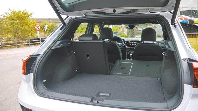 图中6/4分离后座已倾倒，此车行李厢容积最多可扩增至1,290公升。图／于模珉