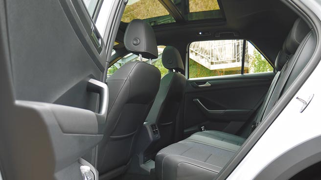 后座拥有专属出风口（附电源插槽），图中可见试驾车标配全景电动玻璃天窗。图／于模珉