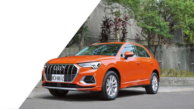 The new Audi Q3以其宽大八角单体水箱罩搭配大型进气坝，展现豪华跑旅特有俐落气势，脉衝橘车色年轻又奔放。图／于模珉