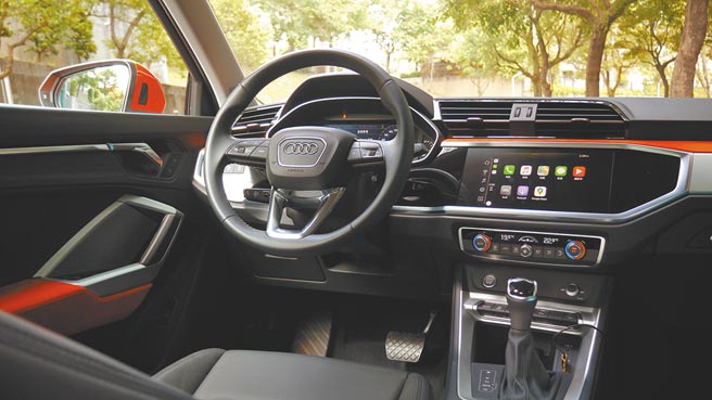 全新Audi Q3标配10.25吋全数位驾驶仪表搭配8.8吋中央触控萤幕，具备Audi A8旗舰基调。图／于模珉