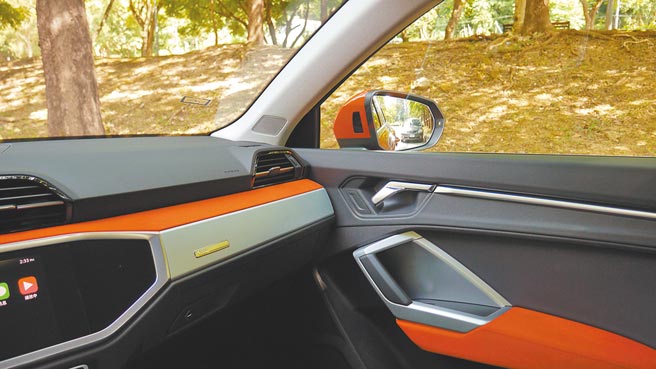 配合脉衝橘车色，车内包括前后门把扶手、中控饰板等都特採珊瑚橘色调Alcantara麂皮材质。图／于模珉