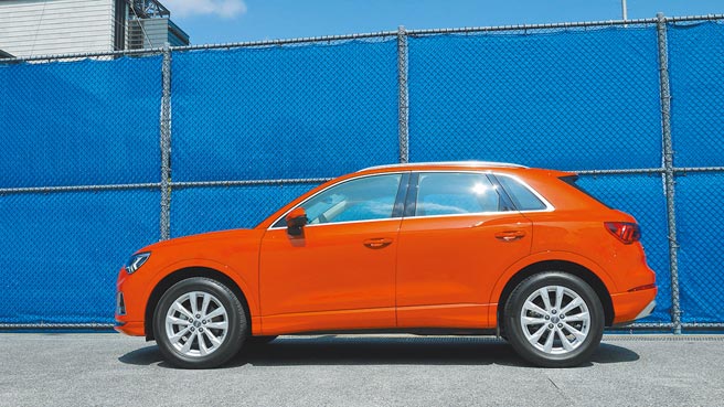 下移的车身腰线，让The new Audi Q3重心显得更低且更具跑格！图／于模珉