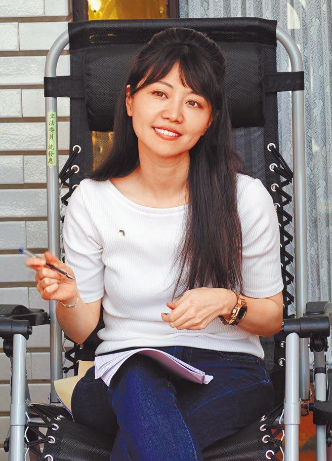 针对遭爆料指在到义大利考察时脱队狂扫名牌货，立委高嘉瑜26日强调当时只买了1个LV包包送妈妈，并反批爆料的国民党议员游淑慧是在蹭声量。（姚志平摄）