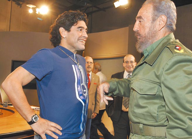 马拉度纳（左）与古巴领导人卡斯楚相交莫逆。（美联社）