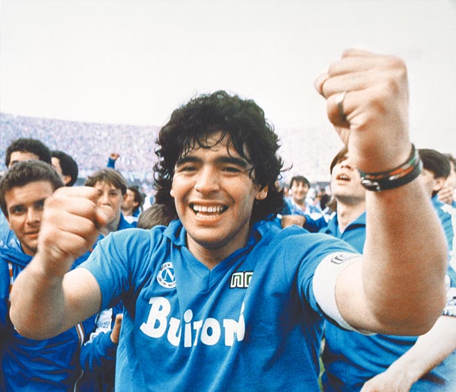 马拉度纳在1987年带领拿坡里打破北方豪门的垄断，赢得队史第一个义甲冠军。（美联社）