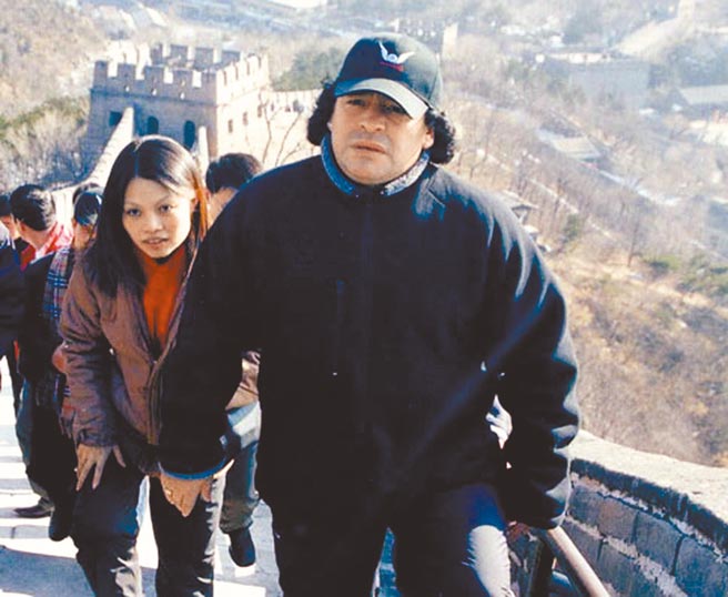 马拉度纳曾多次造访中国，2003年退役6年的老马还登上万里长城。（新华社）