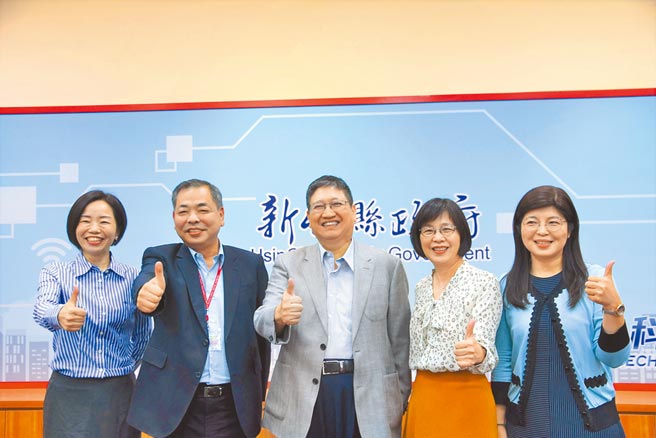新竹县长杨文科（中）26日上午宣布人事异动，由县议员邱靖雅（左一）担任民政处长，原民政处长李安妤（右一）接任文化局长，左二为副县长陈见贤、右二为秘书长陈季媛。（庄旻静摄）