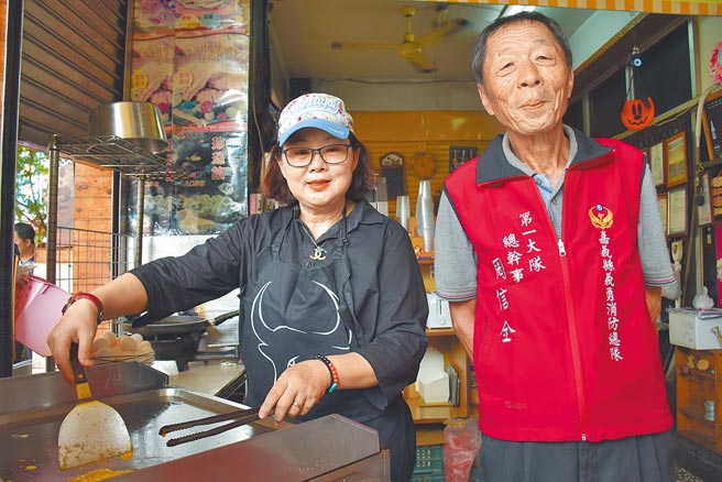 嘉义县义消总队第一大队副总干事周许素兰（左）获凤凰奖，4年前丈夫周信全（右）也曾获奖，是嘉义县首对同获凤凰奖的义消夫妻。（吕妍庭摄）