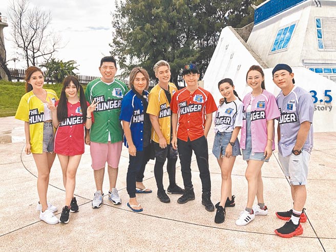 吴采臻（左起）、筱崎泫、NONO、王仁甫、许孟哲、孙协志、吴婉君、璟宣、Junior近日一起录《飢饿游戏》。（中视提供）