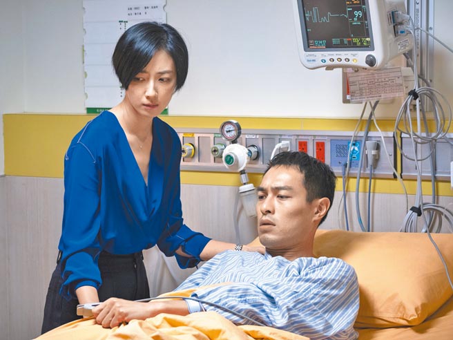 桂纶镁（左）在片中为了杨佑寧的腿到处奔波。（甲上提供）