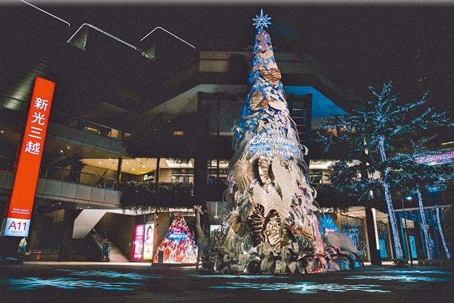 新光三越台北信義新天地以「永續共生」為概念打造「耶誕奇幻之森」，「希望之樹」旁有4米高的長頸鹿、大象等動物，日夜展現不同的夢幻、浪漫景象。（新光三越提供）