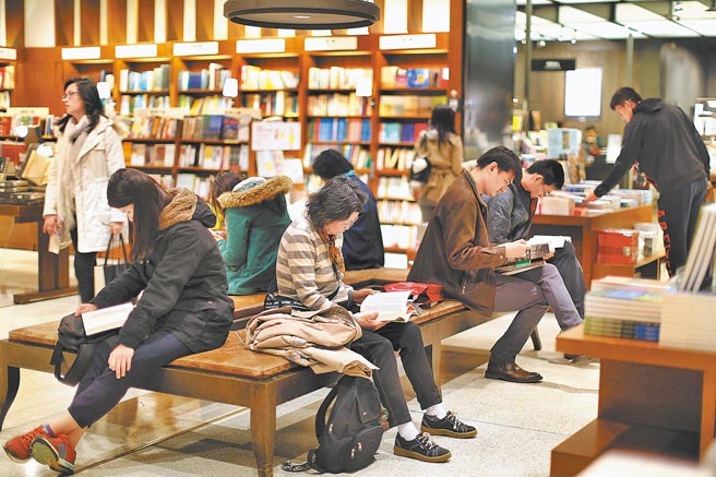 畅销书排行榜中，探索自我心灵、健康保健、理财书依然热卖。（本报资料照片）