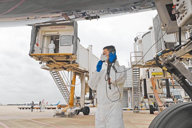 上海浦东机场地面人员等待俄罗斯航班抵达。（中新社资料照片）