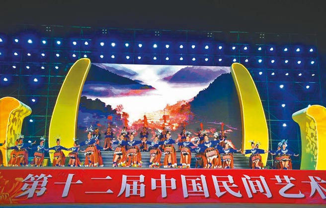 23日晚，第十二届中国民间艺术节开幕式晚会在小榄镇菊花园举行。（夏升权摄）