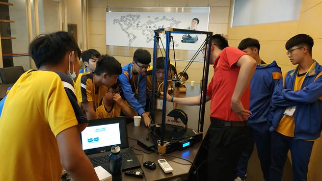 「盈錫精密工業」職場體驗，講師帶領學生認識3D列印及實作流程。（台中市政府提供／陳世宗台中傳真）