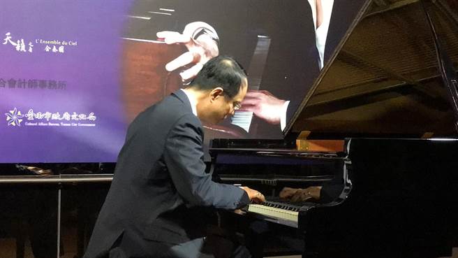 钢琴演奏家陈瑞斌在记者会上现场表演名曲。（特约记者刘洸羽、王璟摄）