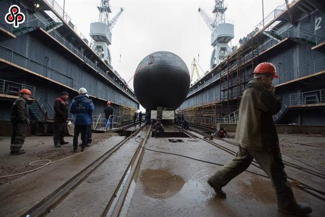 陆国防学者吁，认清新一轮「欧亚波」顏色革命外溢的向心攻势。图为2019年12月26日圣彼得堡，俄罗斯太平洋舰队第二艘636.3型潜艇下水。（新华社）