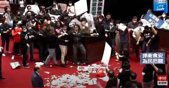 立院莱猪战，蓝委拿出猪内臟在场内泼洒。(取自中时新闻网直播画面)