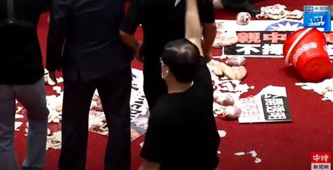 国民党团这次祭出猪内臟做议事抗争。(取自中时新闻网直播画面)