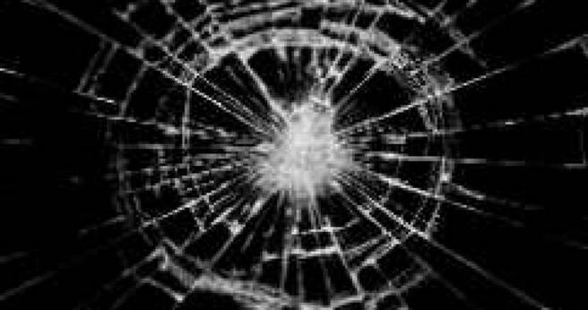 高雄新兴区今天凌晨2派人马因传播妹遭性骚扰相约谈判，没想到谈判破裂，9名恶煞街头狠砸宾士车。（图／翻摄Pixabay）