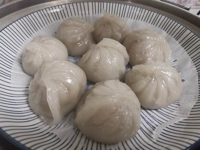 全联近出「夜市神级美食」肉圆，由于内馅多汁，吃起来口感超脆，很快就掳获吃货的胃。（图撷自《我爱全联-好物老实说》）