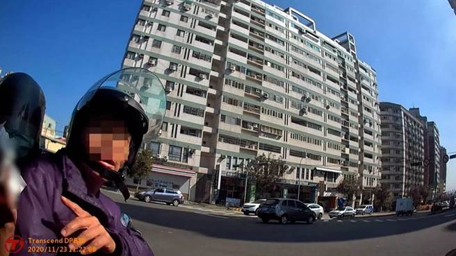 警方行经南屯区向上路与岭东路口时，遇到民眾手指遭工作机具压伤大量出血；员警立即鸣笛开道引导民眾就医。（警方提供／陈世宗台中传真）