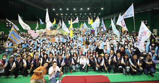 台中市政府民政局28日在朝馬國民運動中心，舉辦青年志工大會師，350名青年志工齊聚。（陳世宗攝）