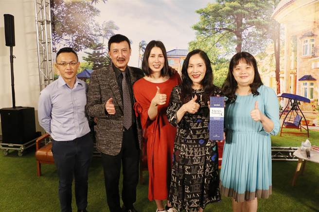 图说：知名艺人余天（左二）、李亚萍的二女儿余苑绮（左三），近日二度挺过治疗，温馨分享抗癌心路歷程。（大汉酵素提供）