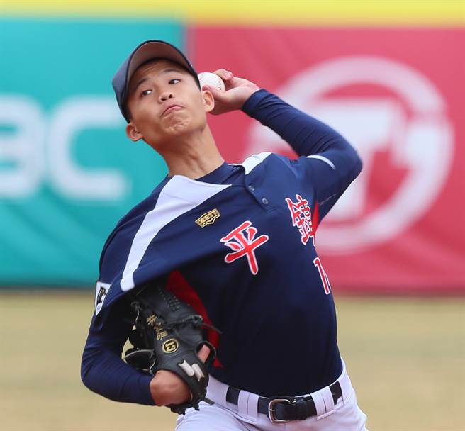 平镇高中高二投手林诏恩在黑豹旗4强战对上成德高中，缴出8局无失分好投。（陈怡诚摄）