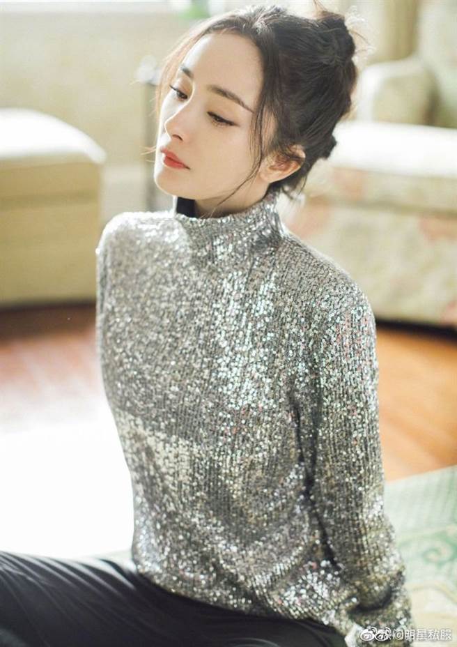 杨幂以毛衣与口罩相互搭配展现精致浪漫风。（图／摘自微博@ 热门明星私服）