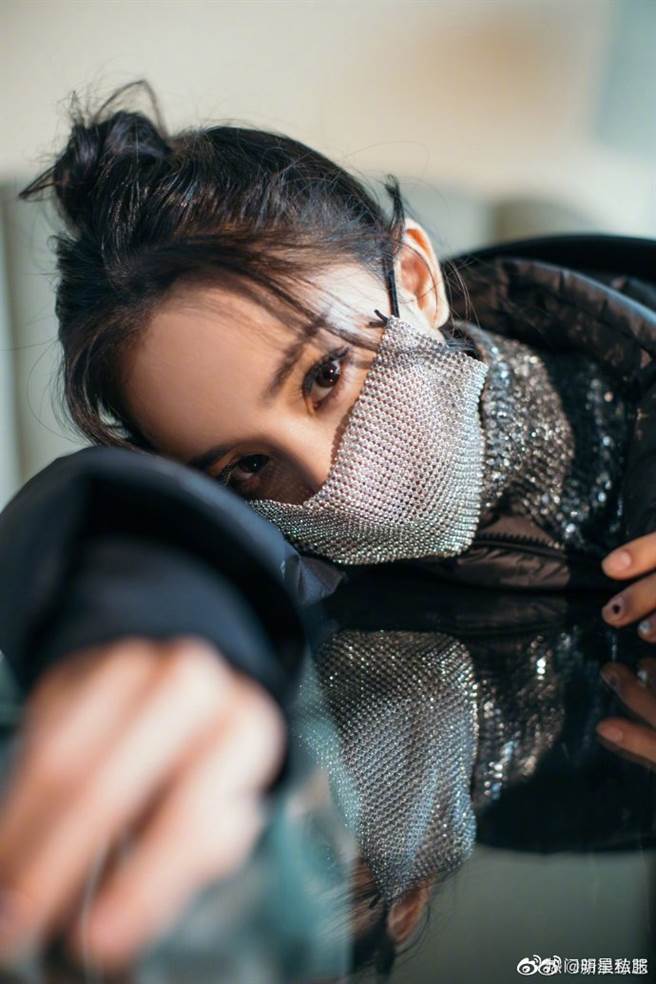 杨幂以毛衣与口罩相互搭配展现精致浪漫风。（图／摘自微博@ 热门明星私服）