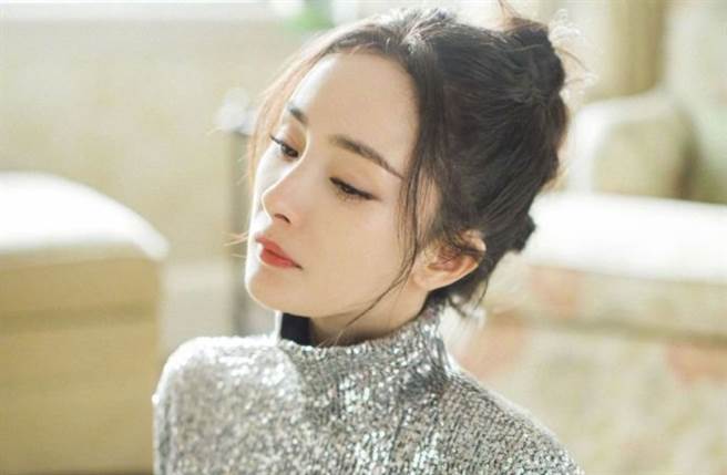 杨幂纵使当了妈依旧以超强品味稳坐时尚指标宝座。（图／摘自微博@ 热门明星私服）